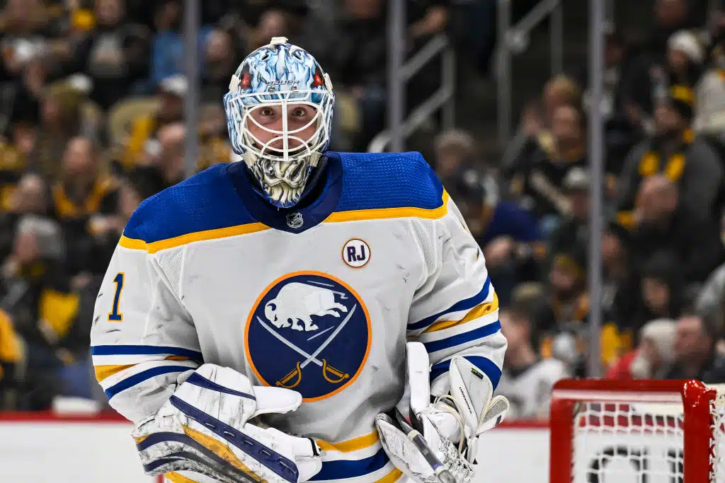 Ukko-Pekka Luukkonen vei suomalaisvahtien kohtaamisen – Nashvillen valmentajalta tiukkaa tekstiä