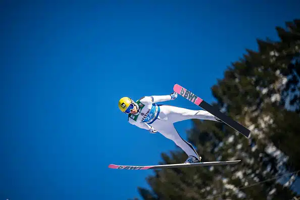 Suomen mäkikotkat pesivät kasvojaan lentomäessä