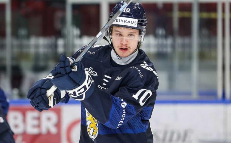 Käänne: Suomalaiskiekkoilija lähtee takaisin Pohjois-Amerikkaan Käänne: Suomalaiskiekkoilija lähtee takaisin Pohjois-Amerikkaan