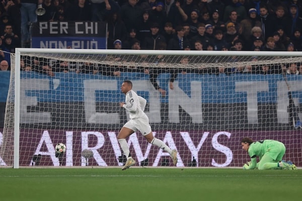 Kylian Mbappe osui ja loukkaantui Mestareiden liigassa Kylian Mbappe osui ja loukkaantui Mestareiden liigassa