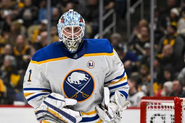 Ukko-Pekka Luukkonen pysäytti Stanley Cup-suosikin NHL:ssä – tähtipelaajalle komea tasaluku täyteen
