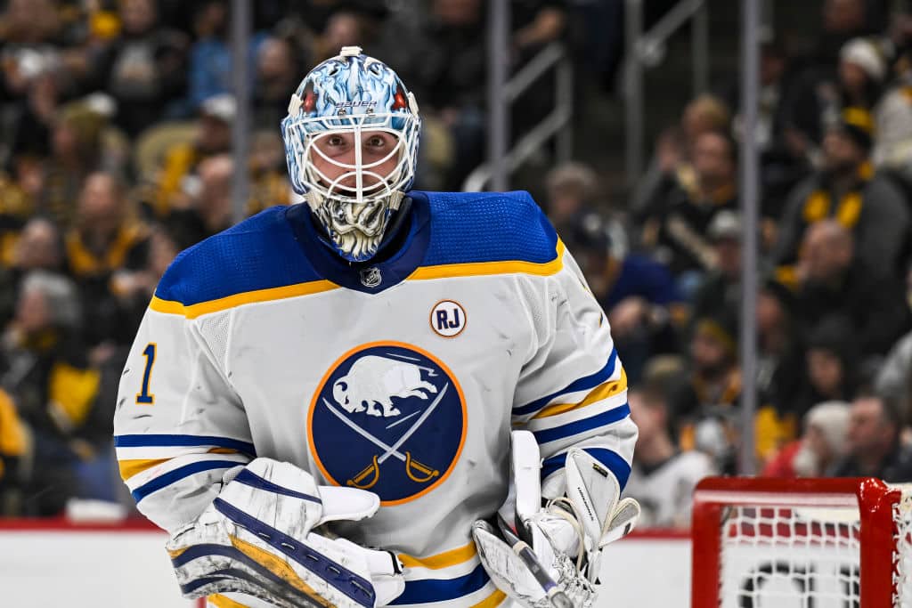 Ukko-Pekka Luukkonen pysäytti Stanley Cup-suosikin NHL:ssä - tähtipelaajalle komea tasaluku täyteen Ukko-Pekka Luukkonen pysäytti Stanley Cup-suosikin NHL:ssä – tähtipelaajalle komea tasaluku täyteen