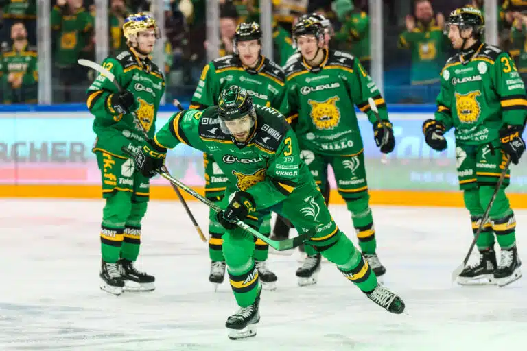 SM-liigassa nähtiin karuja lukemia ja nyrkkitappelu – kärkipaikka vaihtoi omistajaa