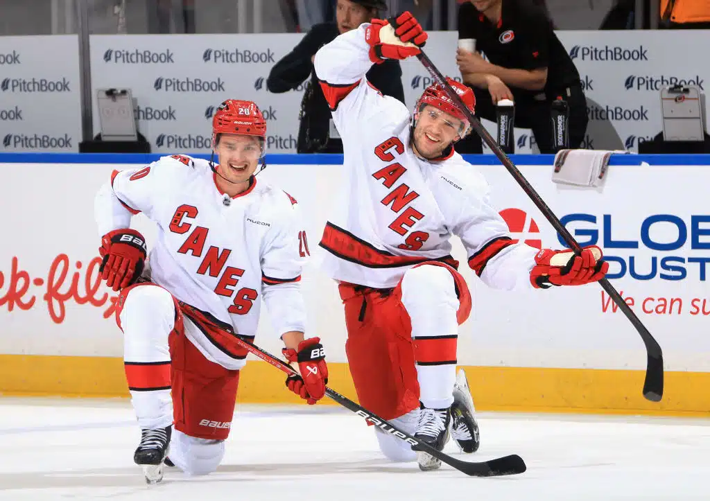 NHL-tähdille Mikko Rantaselle ja Sebastian Aholle näytettiin vanhoja kuvia – ”Vähän varmaan kauhuissaankin”