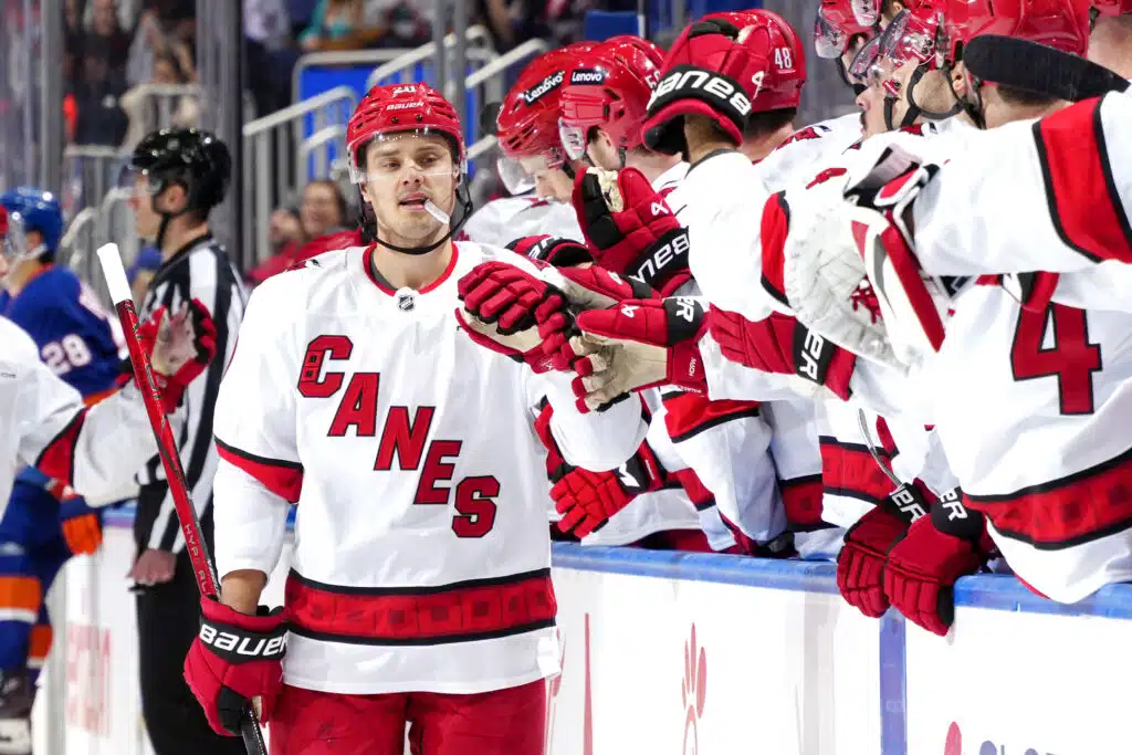 Sebastian Aho iski kaksi maalia – Mikko Rantasesta hyvin huolestuttavia uutisia