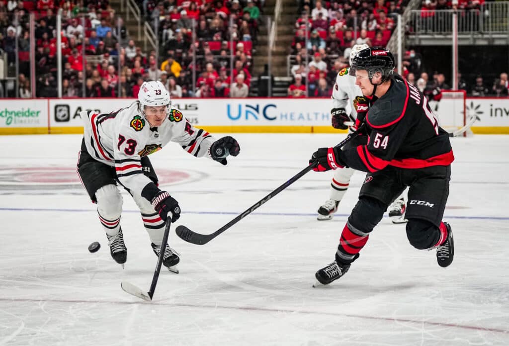 Suomalaistulokas saamassa juonesta kiinni NHL:ssä – ”Ehkä ensimmäisissä peleissä en olisi pystynyt” Suomalaistulokas saamassa juonesta kiinni NHL:ssä – ”Ehkä ensimmäisissä peleissä en olisi pystynyt”