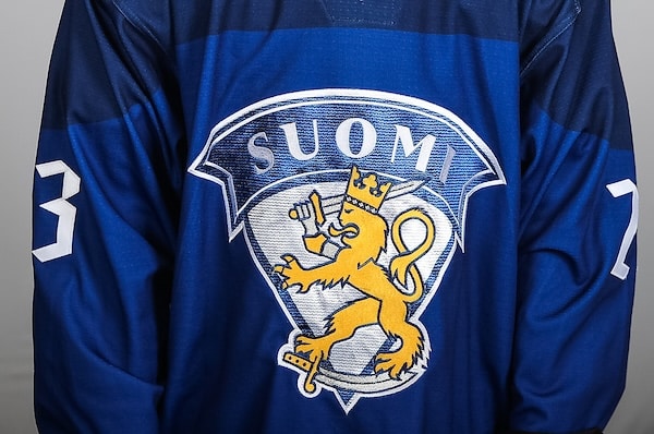 Tyttöleijonien MM-kenraali meni pahasti penkin alle Tyttöleijonien MM-kenraali meni pahasti penkin alle