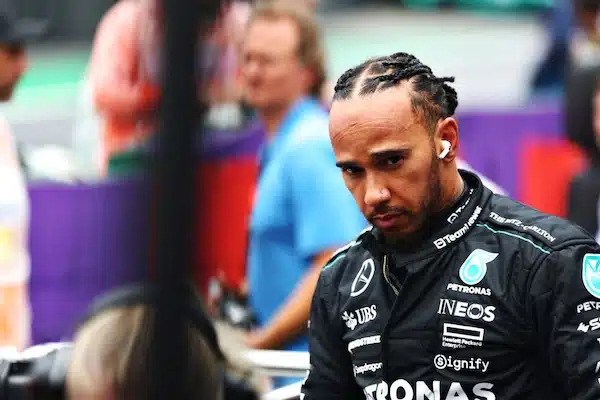 Lewis Hamilton jätti tuhansille Mercedeksen työntekijöille komean jäähyväislahjan