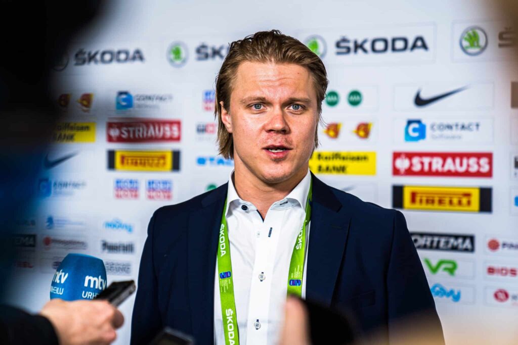 Mikael Granlund ja Valtteri Filppula juhlivat legendaarisen turnauksen voittoa - NHL-tähden ennustus kävi toteen Mikael Granlund ja Valtteri Filppula juhlivat legendaarisen turnauksen voittoa – NHL-tähden ennustus kävi toteen