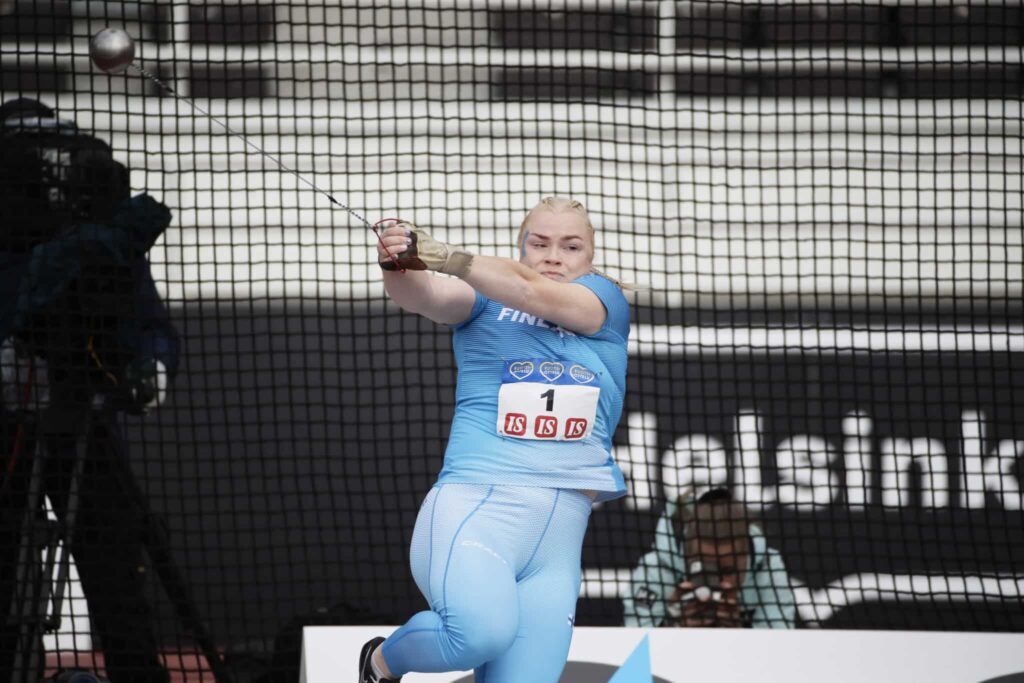 Krista Tervo hurjasteli SE-lukemiin Lahdessa – moukari lensi yli 77 metrin!