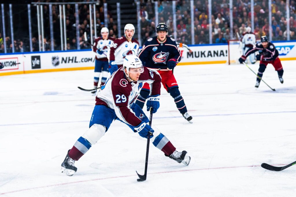 NHL:n supertähti teki huikeaa historiaa – ”Vaarallinen joka kerta koskettaessaan jäätä” NHL:n supertähti teki huikeaa historiaa – ”Vaarallinen joka kerta koskettaessaan jäätä”