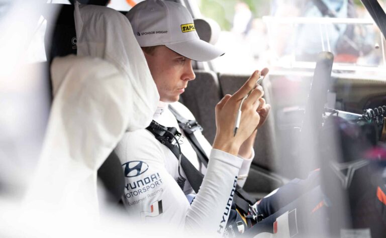 Suomalaiskuski teki valtavan virheen Sardinian MM-rallissa – ”Ralli on ohi”