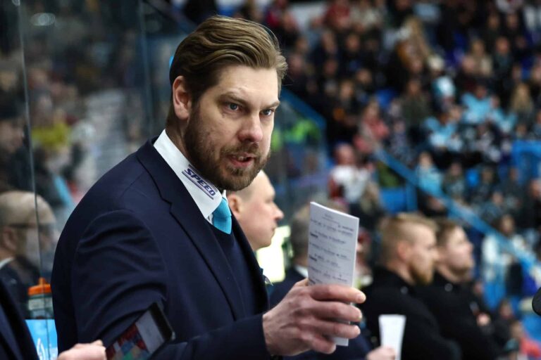 Pelicans julkaisi kesken liigakarsintaottelun tiedotteen entisestä päävalmentajastaan