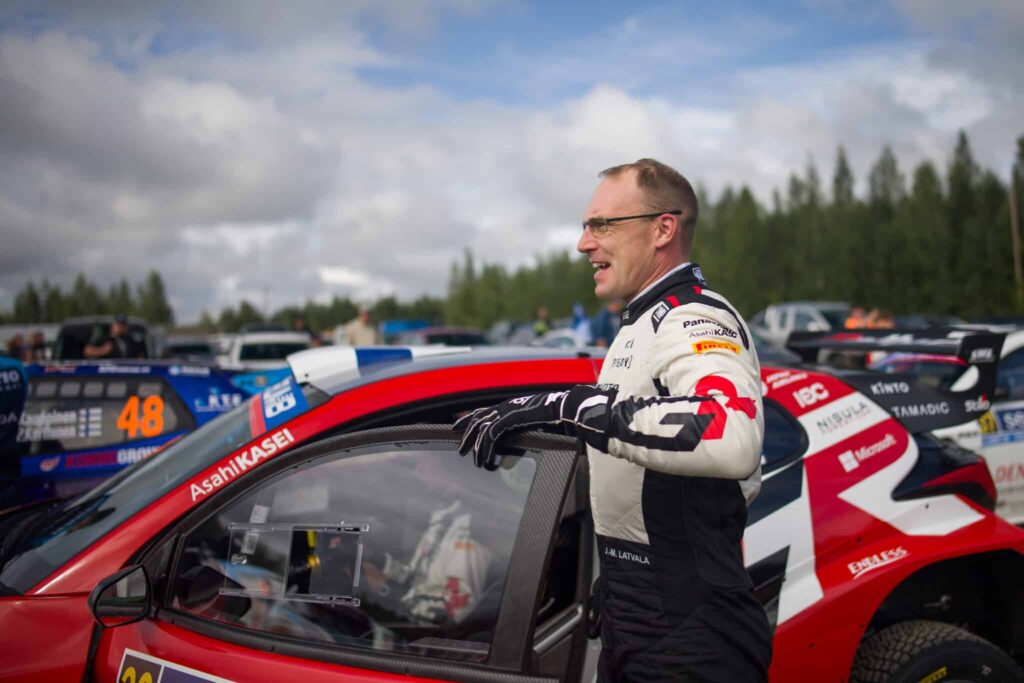 Juho Hänninen esitti hartaan toiveen Jari-Matti Latvalalle - lopulta Toyota-pomo suostui Juho Hänninen esitti hartaan toiveen Jari-Matti Latvalalle – lopulta Toyota-pomo suostui