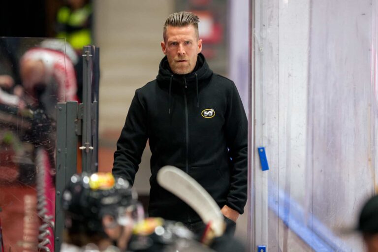 Oulun Kärpät on ollut karmea floppi – päävalmentajalle todella karua palautetta: ”Historian huonoin”