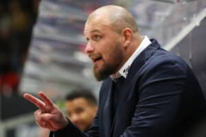 Jonne Virtanen uhkasi vetää pelaajiaan turpaan