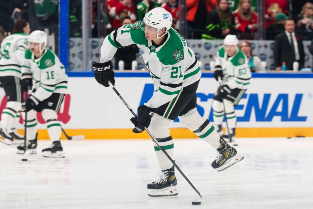NHL:n suomalaisjoukkueelle karmea takaisku – ”Näytti melko kipeältä” NHL:n suomalaisjoukkueelle karmea takaisku – ”Näytti melko kipeältä”