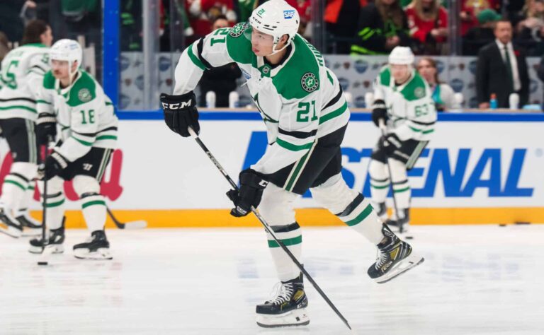 NHL:n suomalaisjoukkueelle karmea takaisku – ”Näytti melko kipeältä” NHL:n suomalaisjoukkueelle karmea takaisku – ”Näytti melko kipeältä”