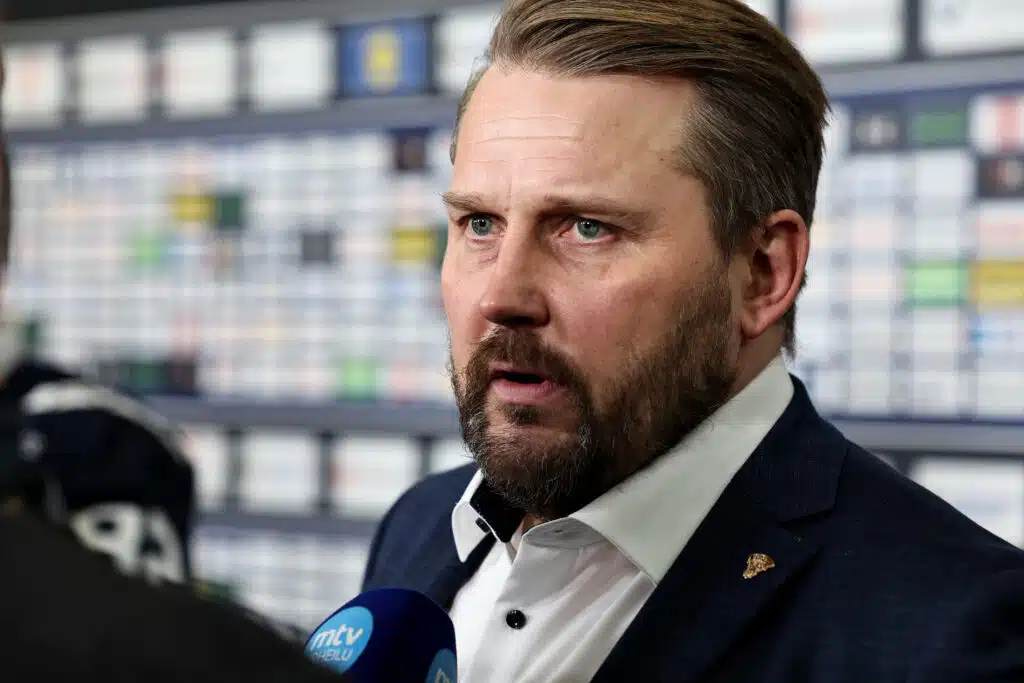 Antti Pennaselta tentattiin SM-liigan uutispommista – sinnikkäästi Pertti Paasion linjalla