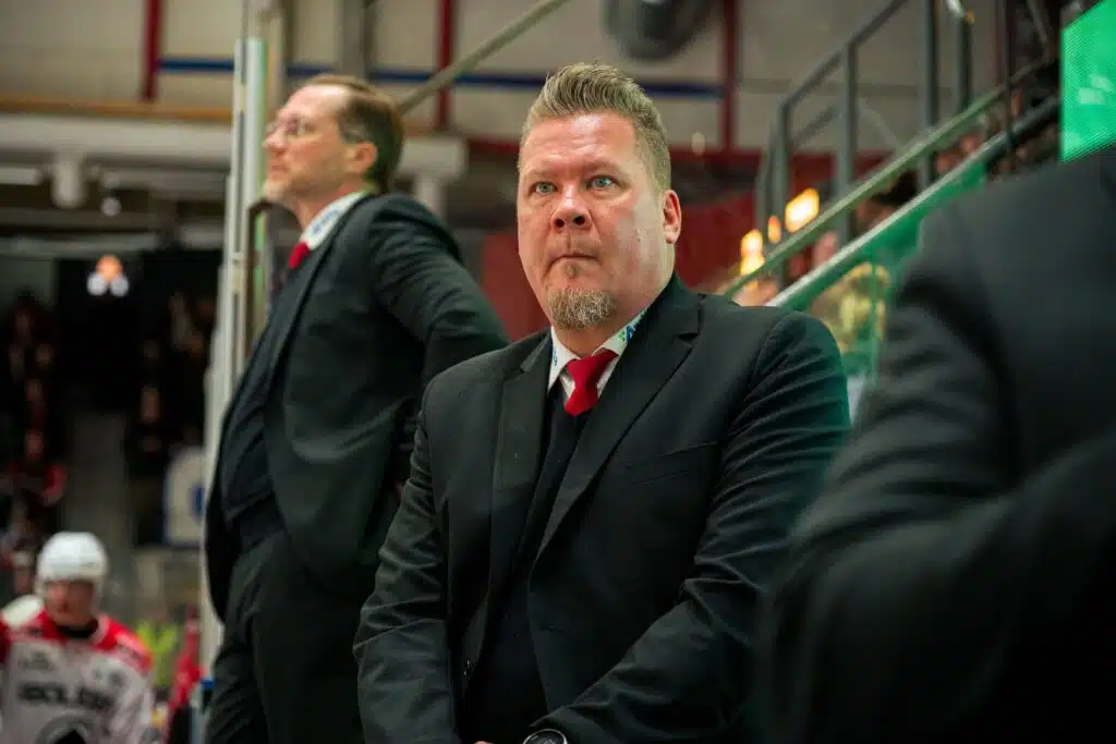 SM-liigasensaation päävalmentaja tylynä: ”Ei tässä tarvitse hirveästi muuta sanoa”