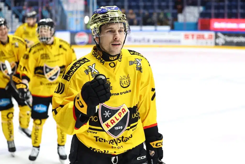 SM-liigan tiistain ainoa ottelu päättyi dramaattisesti – yleisö joutui poistumaan heti