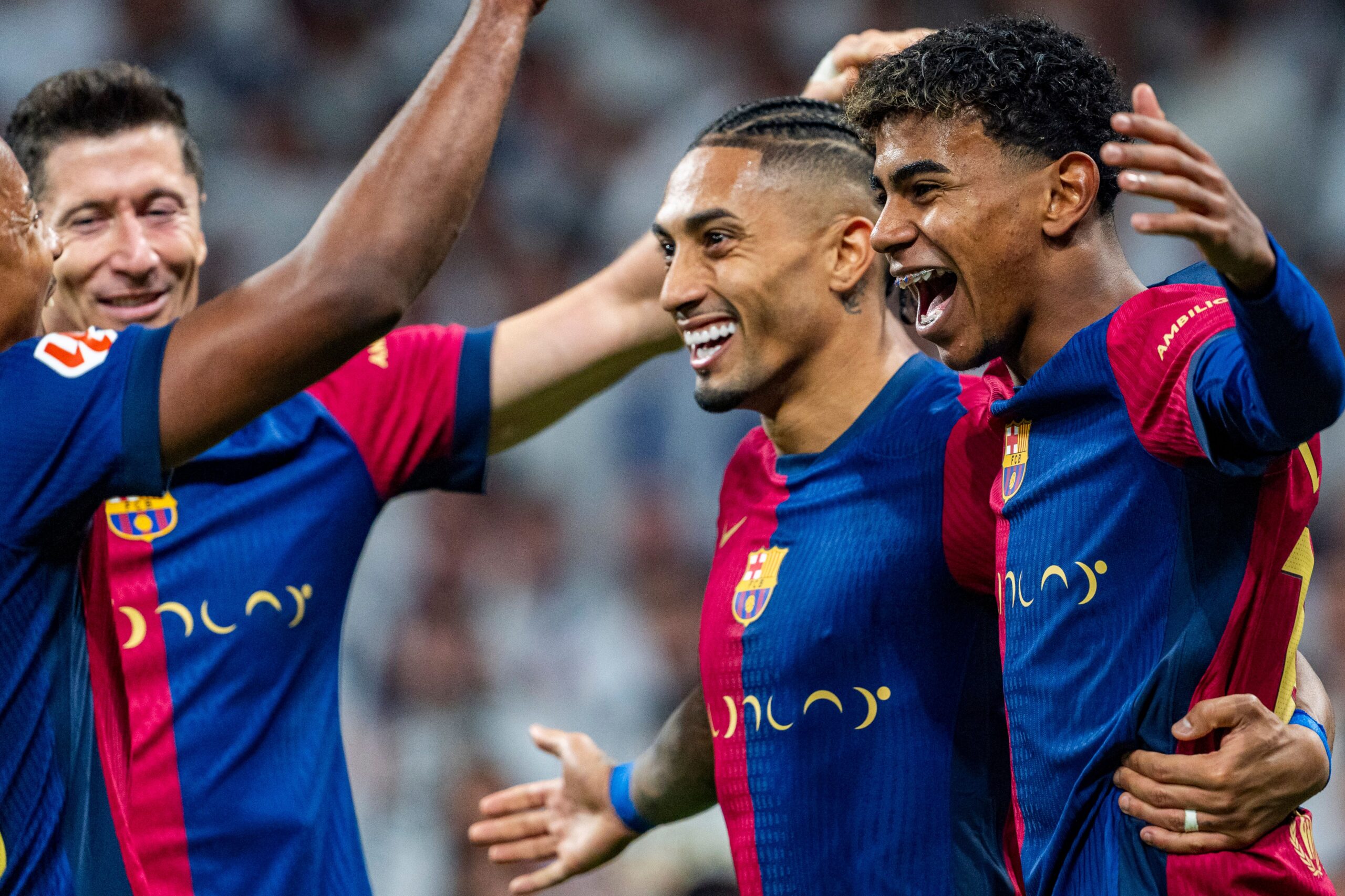 ManU pommittaa Barcelonaa jättitarjouksilla