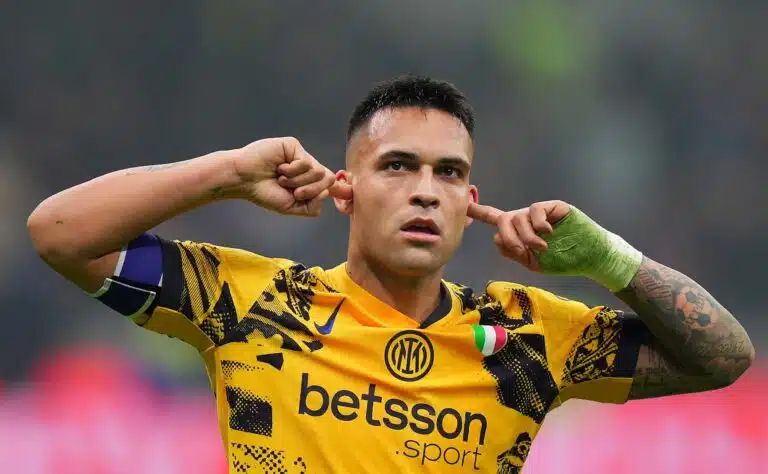 Menikö tähän jopa mestaruus? Jalkapallojätille karmea takaisku