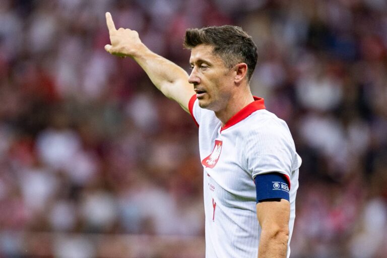 Puolan fanit huutavat Robert Lewandowskin nimeä