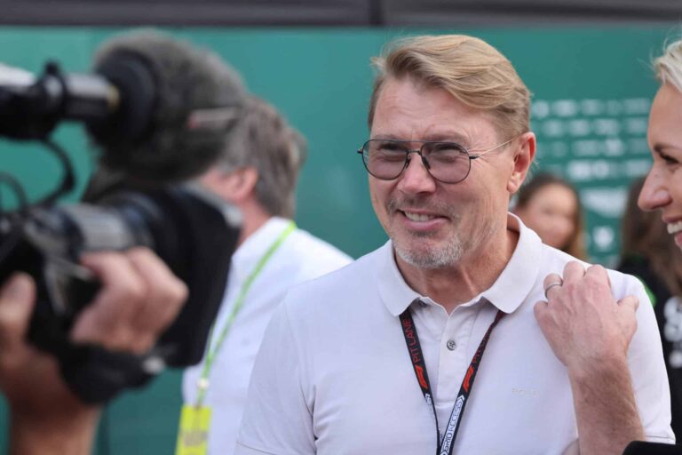 Mika Häkkisen vitsi oli liikaa Ayrton Sennalle – ”Suomalaista huumorintajua”