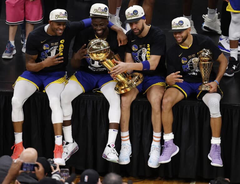 Nelinkertaisen NBA-mestarin paita nousi kattoon