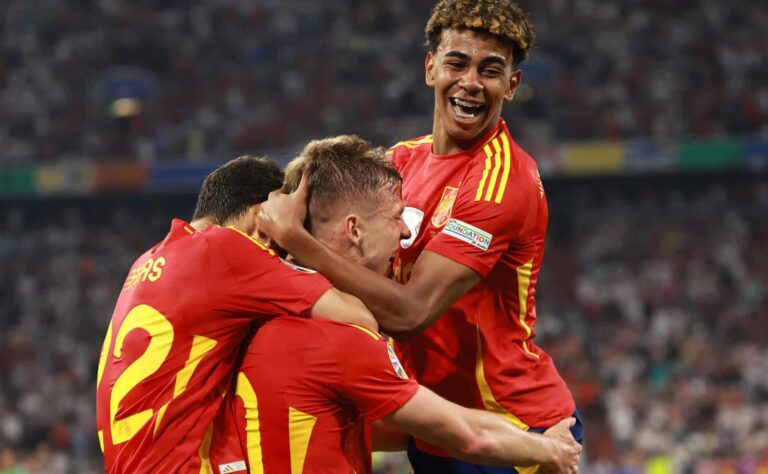 Jalkapallon MM-karsinnoissa melkoinen paukku - suurmaan kohtalo ratkeaa vasta päätöskierroksella Jalkapallon MM-karsinnoissa melkoinen paukku – suurmaan kohtalo ratkeaa vasta päätöskierroksella