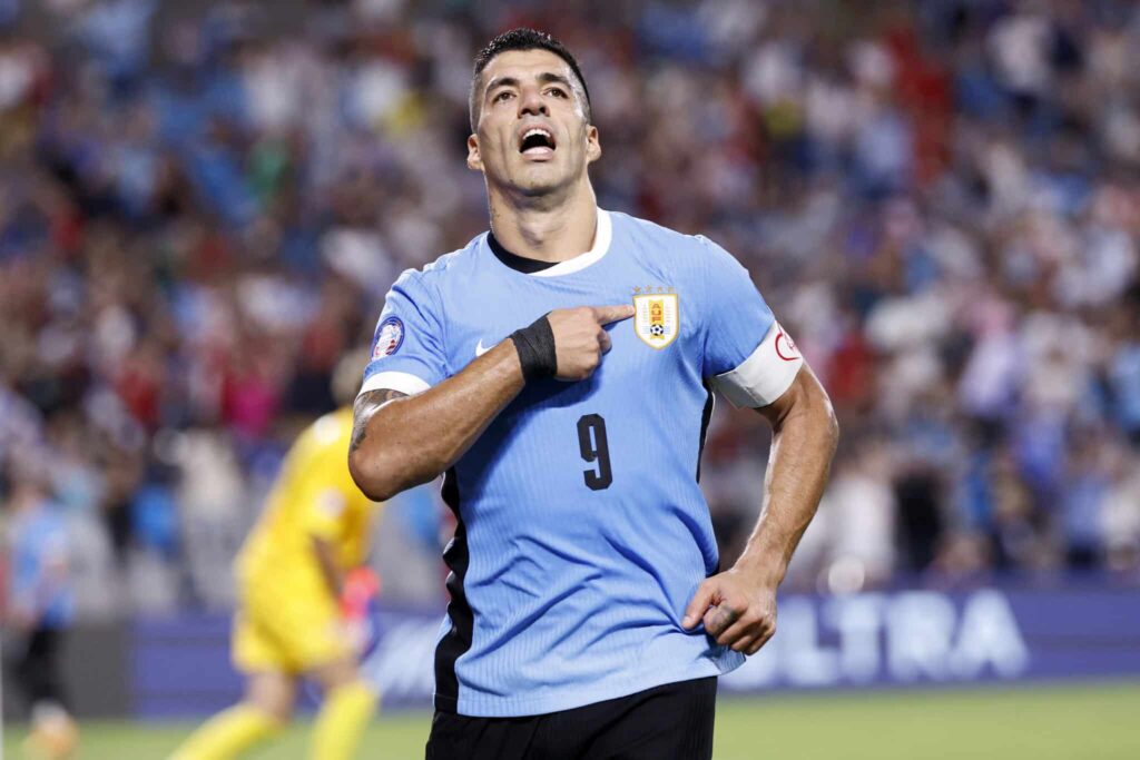Luis Suarez jälleen puremassa - tällä kertaa omaa joukkuekaveriaan Luis Suarez jälleen puremassa – tällä kertaa omaa joukkuekaveriaan