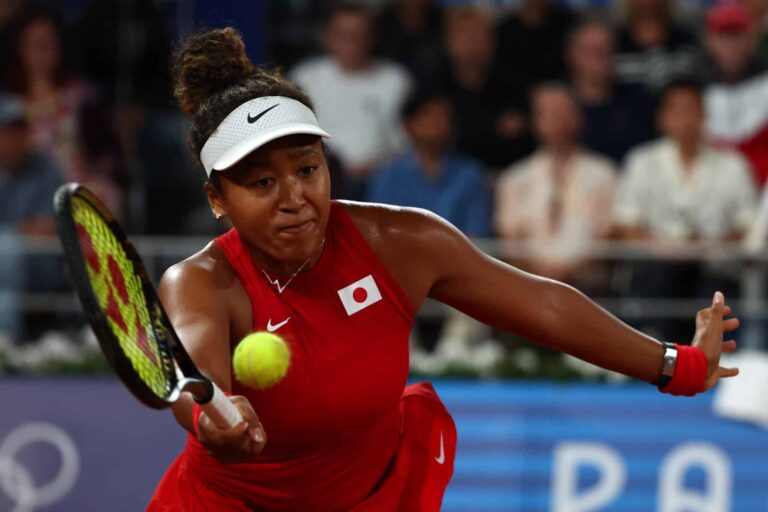 Novak Djokovic ja Naomi Osaka nosteessa