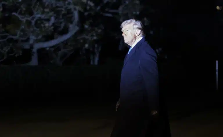 USA:n olympiavoittajat antoivat Trumpille rukkaset USA:n olympiavoittajat antoivat Trumpille rukkaset