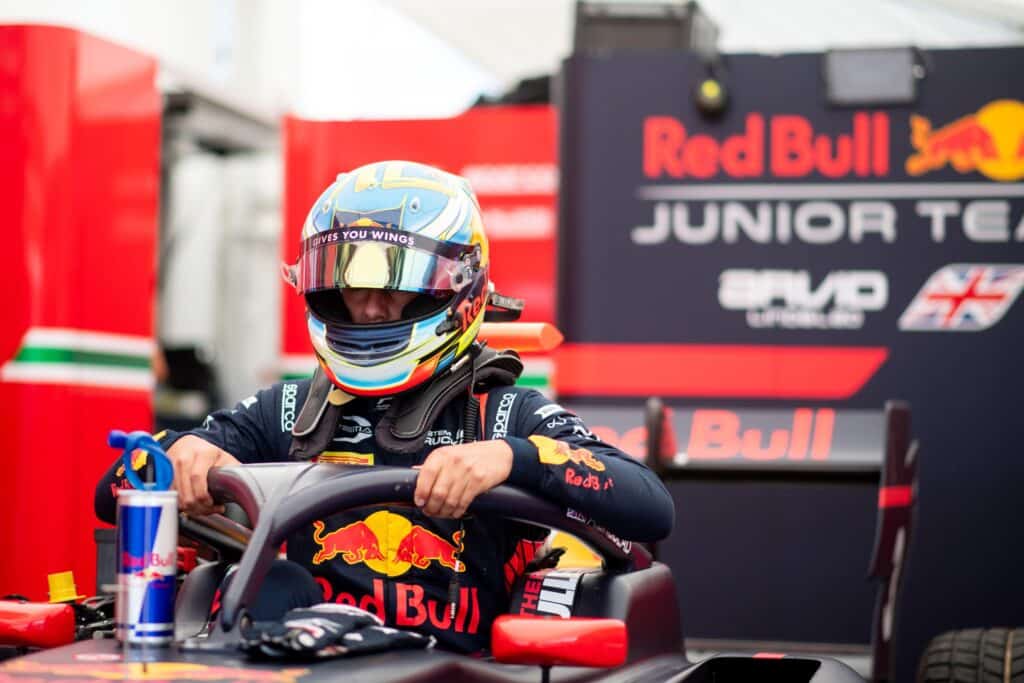 Nyt tuli puskista - superlupaus pääsi yllättäen testaamaan F1-autoa Nyt tuli puskista – superlupaus pääsi yllättäen testaamaan F1-autoa
