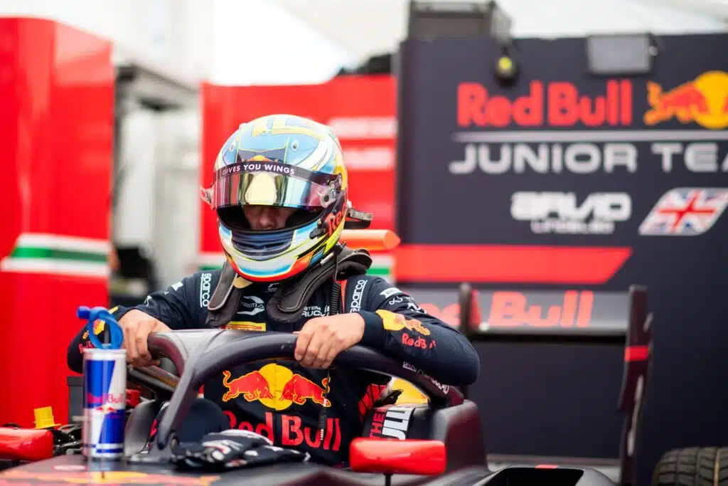 Nyt tuli puskista – superlupaus pääsi yllättäen testaamaan F1-autoa