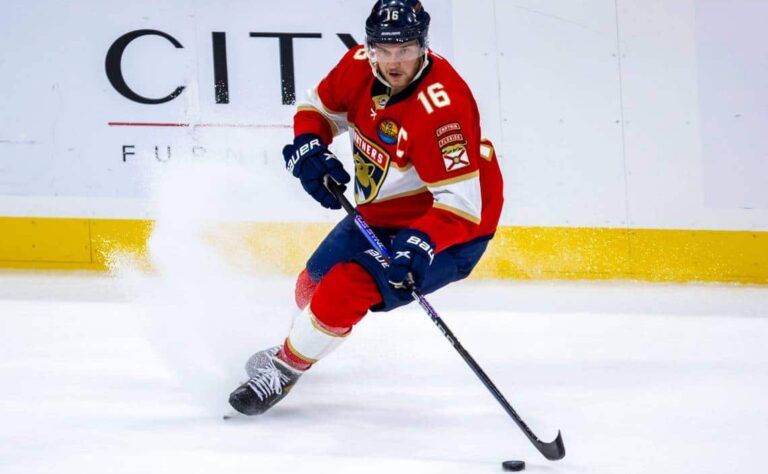 Aleksander Barkov järjesteli ison ryöstön – paluun tehnyt tähti liekeissä