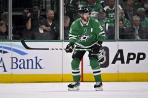 NHL:n mestarikandidaatille kova takaisku – tähtihyökkääjän kausi paketissa