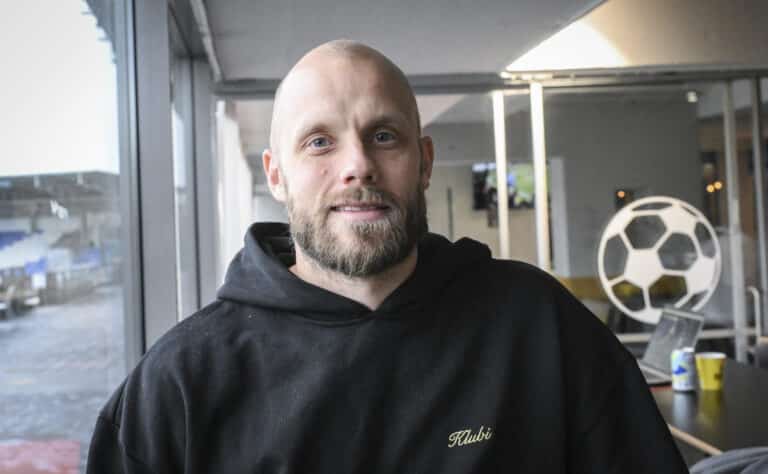 Entinen seura vinoilee Teemu Pukille