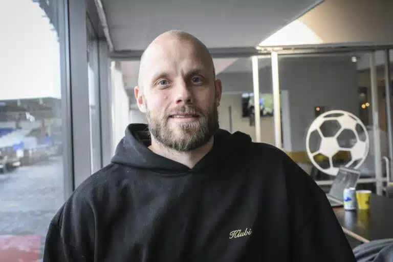 Entinen seura vinoilee Teemu Pukille