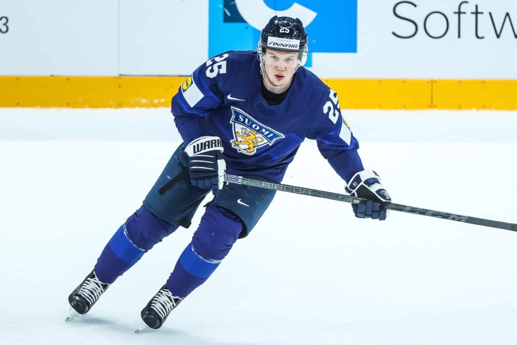 Leijonien hyökkääjä odottaa fyysistä peliä