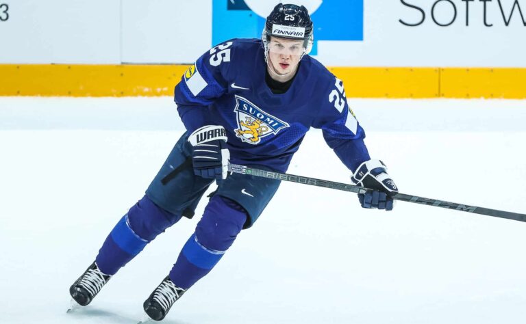 Leijonien hyökkääjä odottaa fyysistä peliä Leijonien hyökkääjä odottaa fyysistä peliä