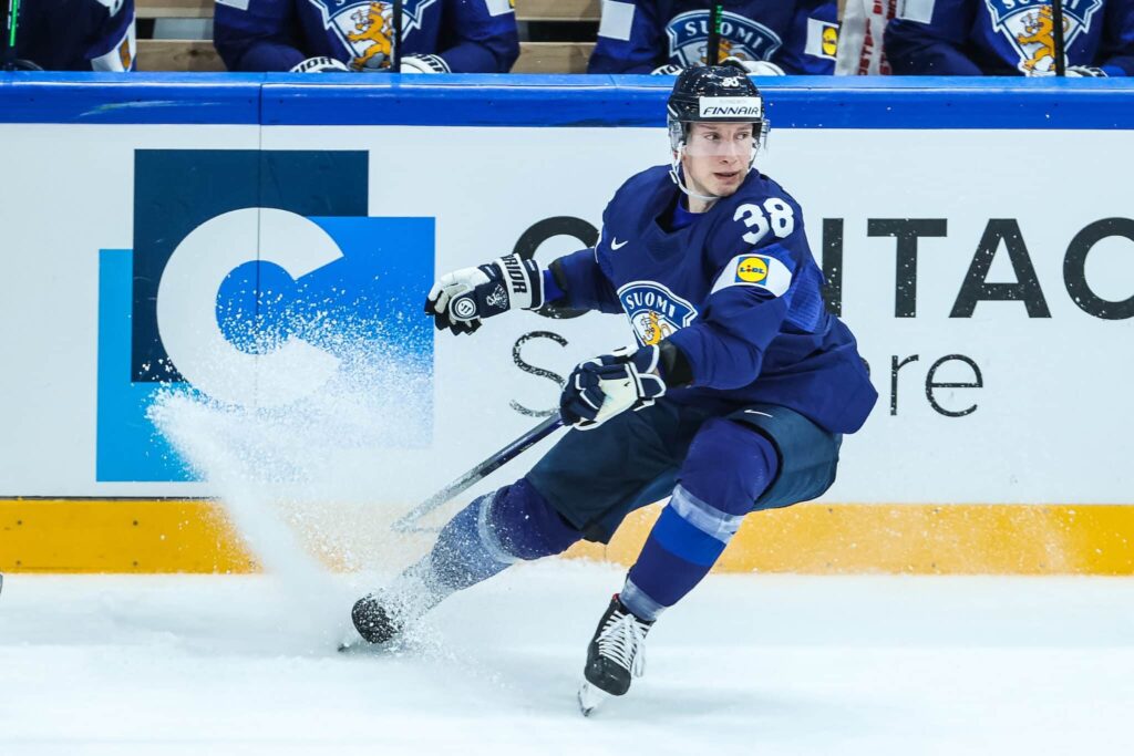 Kultaleijona ripustaa luistimet naulaan Kultaleijona ripustaa luistimet naulaan