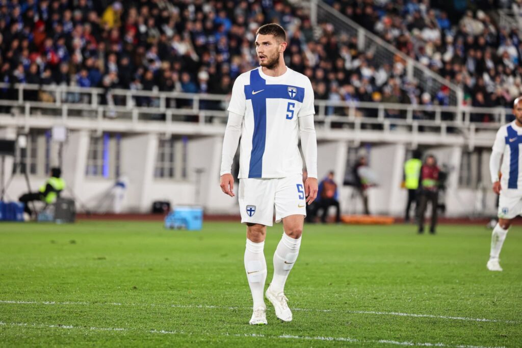 Huuhkajien pelaajalle todella ikävä takaisku – seuraavat maaottelut jäävät väliin