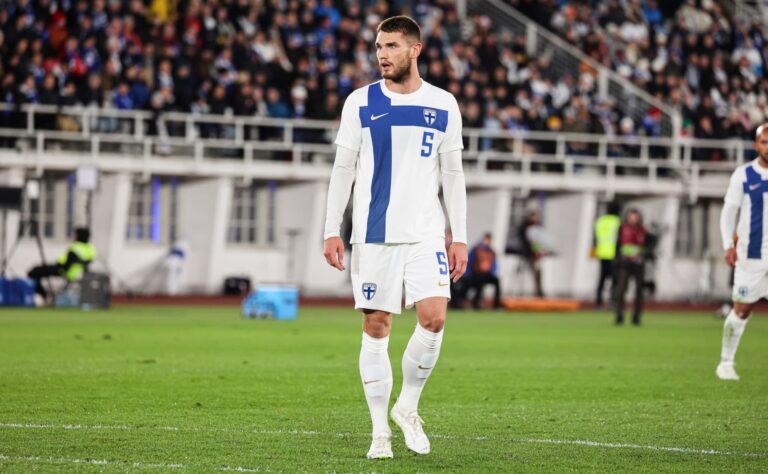 Huuhkajien pelaajalle todella ikävä takaisku – seuraavat maaottelut jäävät väliin