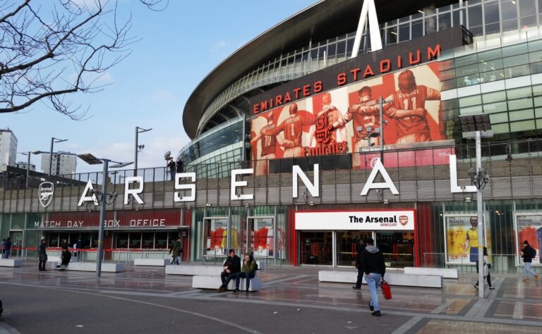 Arsenal ja Manchester United Serie A -sensaation kintereillä