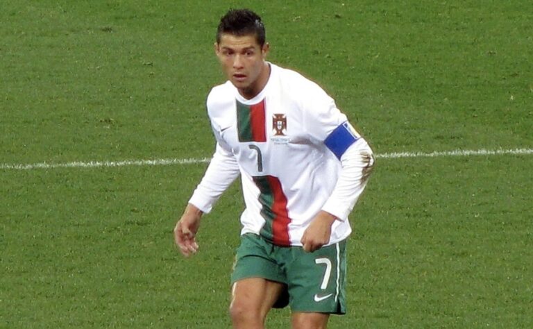 Ikinuori Cristiano Ronaldo vei Portugalin finaaliin