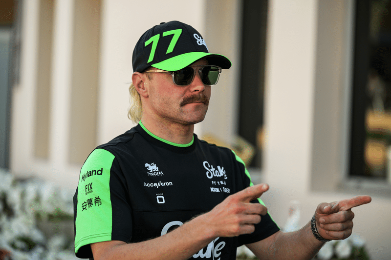 Valtteri Bottas esitteli uuden kypäränsä - yllättävä suunnittelija Valtteri Bottas esitteli uuden kypäränsä – yllättävä suunnittelija