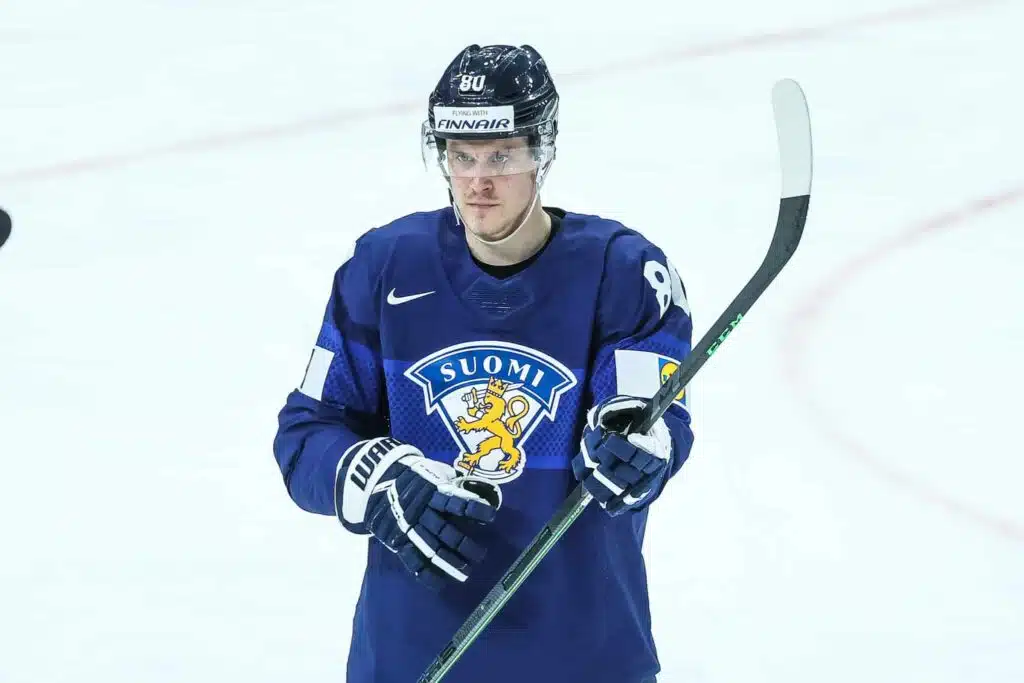 Sveitsin jääkiekkoliigassa alkoivat puolivälierät – suomalaispelaajat iskussa