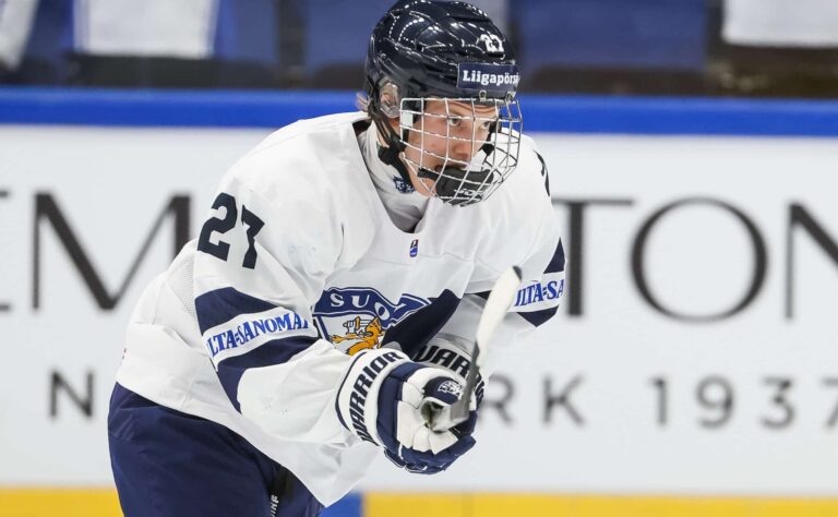 Kiekkoraamattu hehkuttaa Aatos Koivua – ”Maalintekokone”